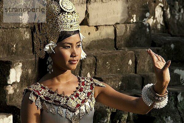 Tänzerin in Apsara- (Tänzer-) Kostüm im Khmer-Tempel  Bayon  Angkor Thom  Siem Riep  Kambodscha  Asien