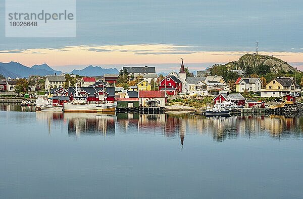 Holzhäuser des Ortes Reine spiegeln sich in der Abedndämmerung im Fjord  Reine  Lofoten  Nordland  Norwegen  Europa