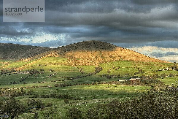 Blick über Ackerland in Richtung Fell  Parlick Fell  Forest of Bowland  Lancashire  England  November