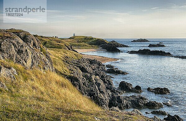 Blick auf felsige Küste und Strand auf der Gezeiteninsel  Llanddwyn Island  Newborough Warren National Nature Reserve  Newborough  Anglesey  Wales  August