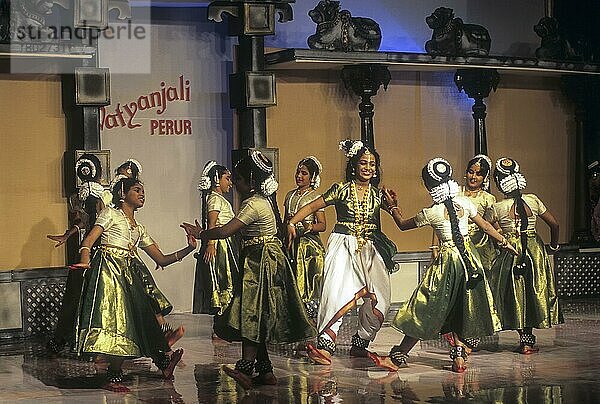 Bharatnatyam-Tanzdrama  Klassischer indischer Tanz  Natyanjali-Festival im Nataraja-Tempel in Perur in Coimbatore  Tamil Nadu  Indien  Asien