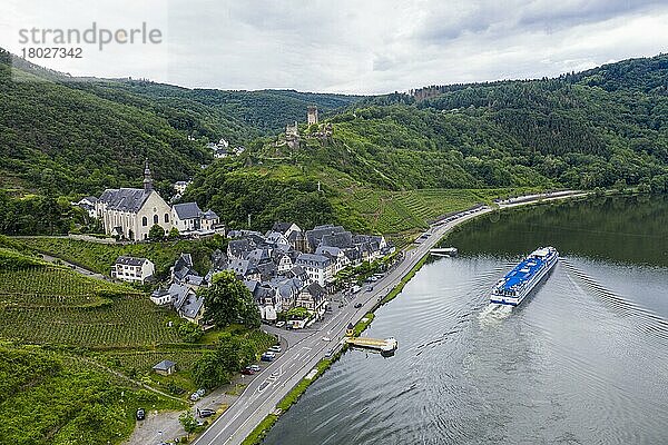 Kreuzfahrtschiff passiert Beilstein an der Mosel mit Burg Metternich  Moseltal  Deutschland  Europa