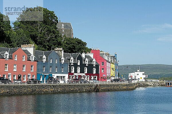 Bunte Gebäude am Wasser im Hafen der Küstenstadt Tobermory  Isle of Mull  Innere Hebriden  Schottland  Juli