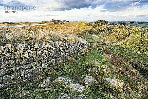 Überreste römischer Befestigungsanlagen auf Moorland  Blick vom Crag Lough nach Osten  Hadrianswall  Northumberland N. P. Northumberland  England  Oktober