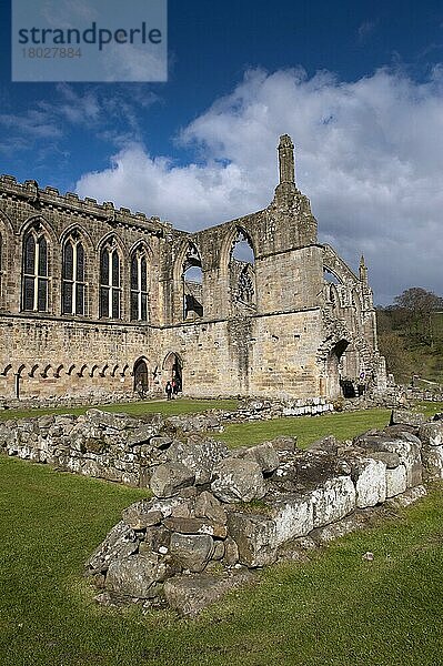 Ruiniertes Augustiner-Priorat aus dem 12. Jahrhundert  Priorat Bolton  Bolton Abbey Estate  Wharfedale  Yorkshire Dales N. P. North Yorkshire  England  April