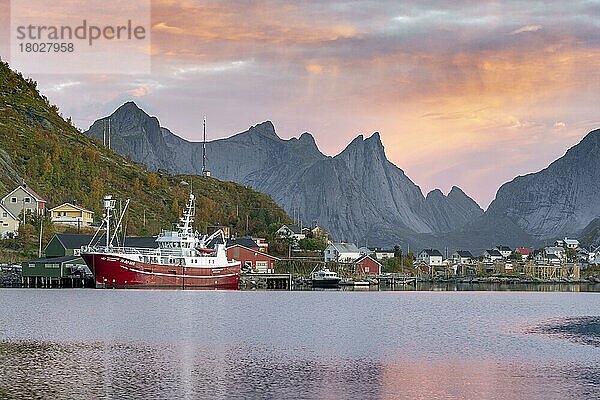 Malerischer Fischereihafen spiegelt sich im Fjord  Fischerbucht Hamnoy  Lofoten  Nordland  Norwegen  Europa