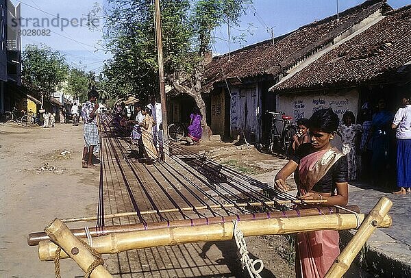 Alte Tradition von Webern  die Knoten entfernen und Seidengarn auf der Straße von Pillaiyarpalayam  Kanchipuram  Tamil Nadu  Indien  trocknen  Asien