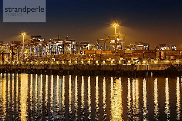 Beleuchteter Containerhafen Burchardkai bei Nacht  Hamburger Hafen  Waltershof  Hamburg  Deutschland  Europa