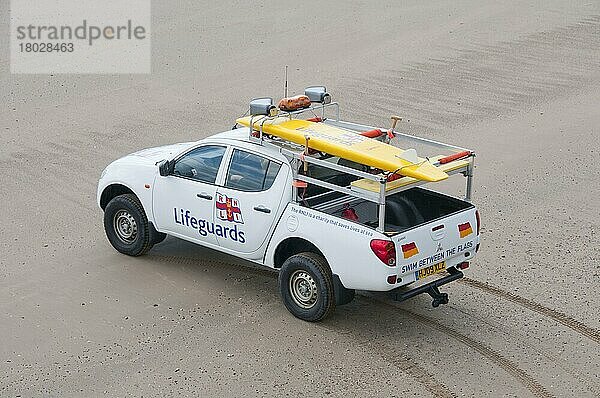 RNLI Rettungsschwimmerfahrzeug und -ausrüstung am Strand  Filey  North Yorkshire  England  Juli