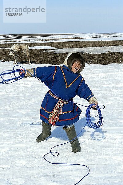 Ein Nenzen-Hirtenjunge  der mit seinem Lasso übt und den traditionellen Malitsa-Mantel trägt  Distrikt Yar-Sale  Jamal  Nordwest-Sibirien  Russland  Europa