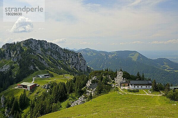 Kampenwand  rechts Kampenwandhütte  1510 m  links die Sonnenalm und Bergstation der Kampenwandseilbahn  August  Chiemgau  Aschau  Bayern  Deutschland  Europa