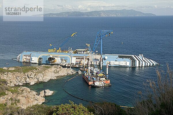 Bergungsarbeiten an havariertem Kreuzfahrtschiff  havariert  Costa Concordia  vor Hafen der Insel Giglio  Toskana  Isola del Giglio  sinkend  sinkendes  sinken  untergehen  Italien  Europa
