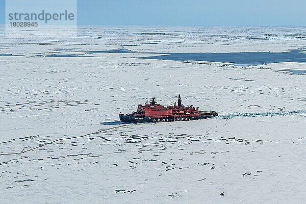 Luftaufnahme des Eisbrechers 50 years of victory auf dem Weg zum Nordpol beim Durchbrechen des Eises  Arktis