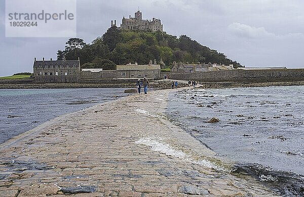 Meerwasser  das den künstlichen Damm zur Gezeiteninsel bedeckt  St. Michael's Mount  Mount's Bay  Marazion  Cornwall  England  Mai