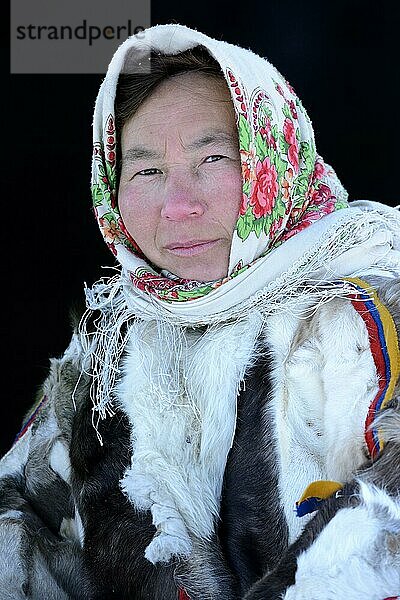 Natacha Serotetto  Porträt einer Hirtin der Nenzen  gekleidet in einen Wintermantel aus Rentierfell  der Kragen ist aus Polarfuchsfell  Distrikt Yar-Sale  Jamal  Nordwest-Sibirien  Russland  Europa