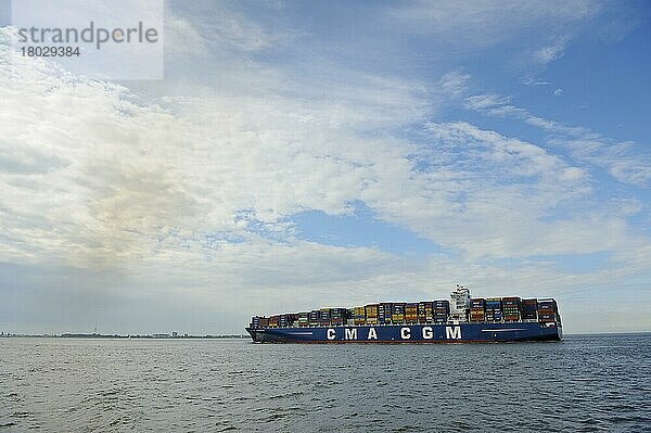 Containerschiff auf der Elbe  Alte Liebe  August  Cuxhaven  Niedersachsen  Deutschland  Europa