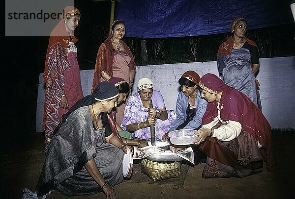 Kodava-Frauen bei der Herstellung eines Reisballs  Kadamputtu  während des Huthri-Festes  Kodagu  Karnataka  Indien  Asien