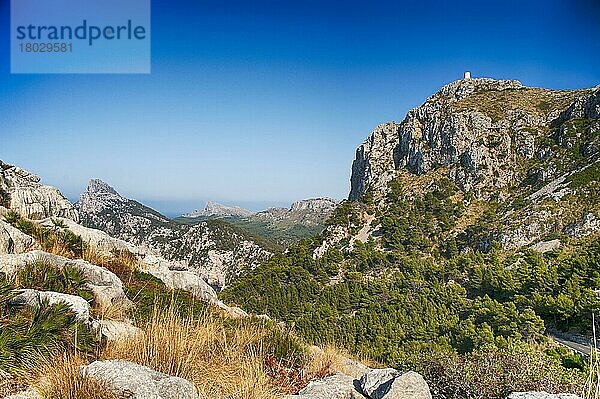 Ansicht der Küstenlandschaft und des alten Wachturms  gesehen von Punta de la Nao  Cap de Formentor  Halbinsel Formentor  Mallorca  Balearen  Spanien  September  Europa