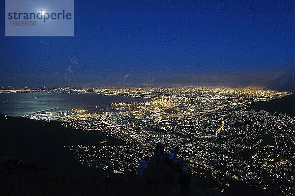 Ansicht der Küstenstadt bei Nacht  Kapstadt  Westkap  Südafrika  Januar