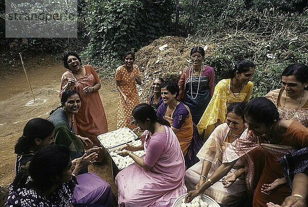 Kodava-Frauen bei der Herstellung eines Reisballs  Kadamputtu  während des Huthri-Festes  Kodagu  Karnataka  Indien  Asien