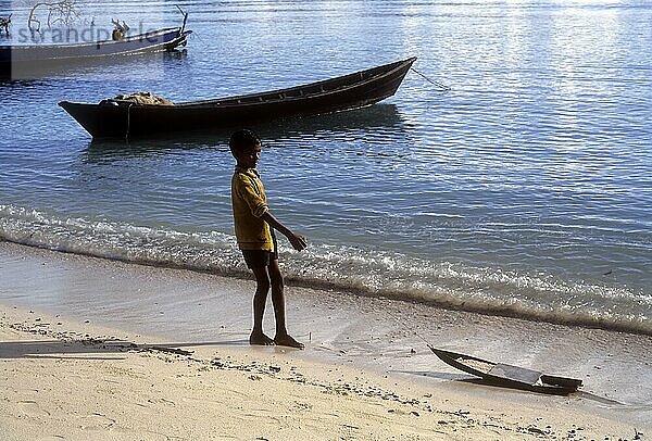 Ein Junge spielt am Strand der Insel Havelock  Andaman  Indien  Asien