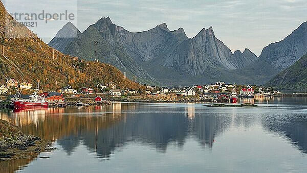 Holzhäuser Siedlung am Reinefjord mit Fischerbooten  hinten Lofotengipfel  Reine  Lofoten  Nordland  Norwegen  Europa