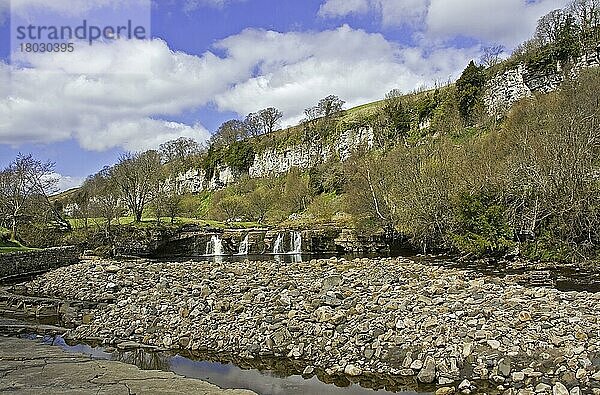 Ansicht eines Flusses mit Wasserfällen und Kalksteinklippen Wainwath Force und Cotterby Scar  River Swale  Yorkshire Dales N. P. North Yorkshire  England  Großbritannien  Europa