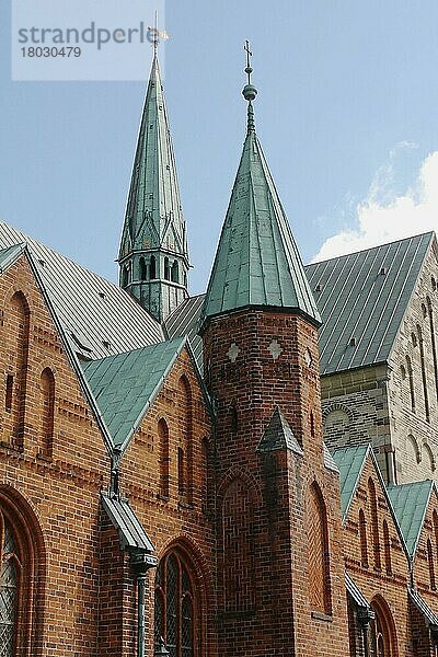 Kathedralentürme in der historischen Stadt  Kathedrale Unsere Liebe Frau Maria (Vor Frue Maria Domkirke)  Ribe  Jütland  Dänemark  Mai  Europa