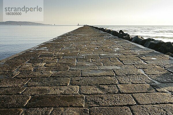 Ansicht der Seemauer  die die Hafeneinfahrt schützt  Seemauer  die das Eindringen von Sand von der South Bull-Sandbank bei Sandymount verhindert  Große Südmauer  Hafen Dublin  Bucht von Dublin  Irland  November  Europa