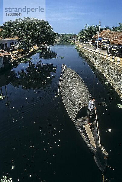 Männer beim Schieben von Kettuvallam in den Backwaters von Alappuzha  Aleppey  Kerala  Indien  Asien