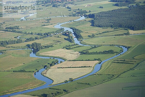 Fluss Oste  bei Bremervörde  Niedersachsen  mäandrieren  Deutschland  Europa