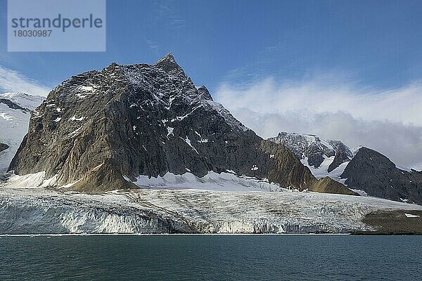 Blick auf die Fjordküste mit Gletscher und Bergen  Hornsund  Spitzbergen  Svalbard  August
