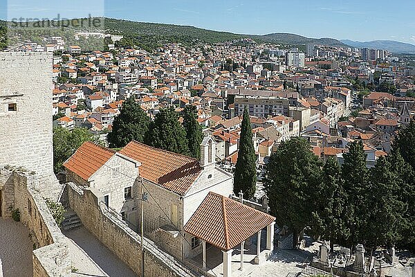 Blick auf die Stadt und Festung Sveta Ana  Sveti Mihovil  der heiligen  Sibenik  Dalmatien  Kroatien  Europa
