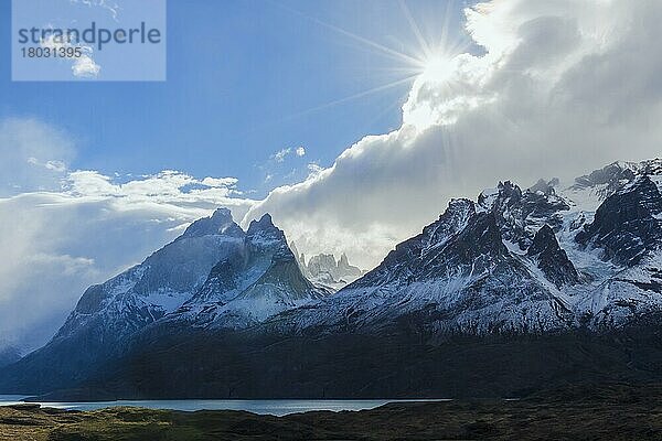 Wolkenformationen über dem Lago Nordenskjold  Torres del Paine National Park  Chilenisches Patagonien  Chile  Südamerika