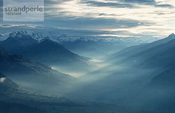 Valleys in morning dust  view from Niederhorn  the Alps  Switzerland  Täler im Morgendunst  Blick vom Niederhorn  Alpen (Dunst) (haze) (Übersicht) (overview) (Tal) (Europa) (Landschaften) (landscapes) (Gebirge) (Berge) (mountains) (Querformat) (horizontal)  Schweiz  Europa