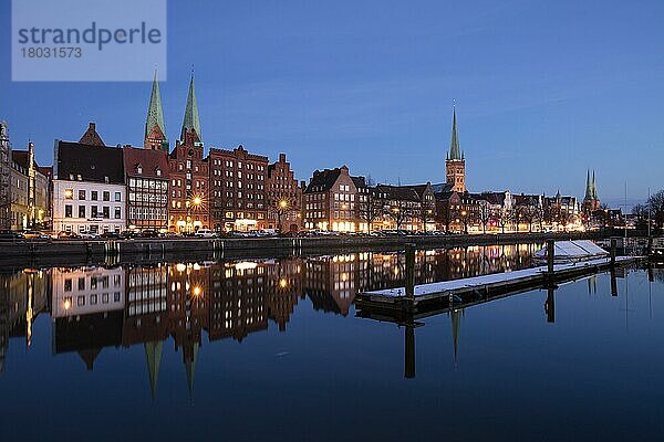 Altstadt  Stadttrave  Lübeck  Schleswig-Holstein  Hansestadt  Deutschland  Europa