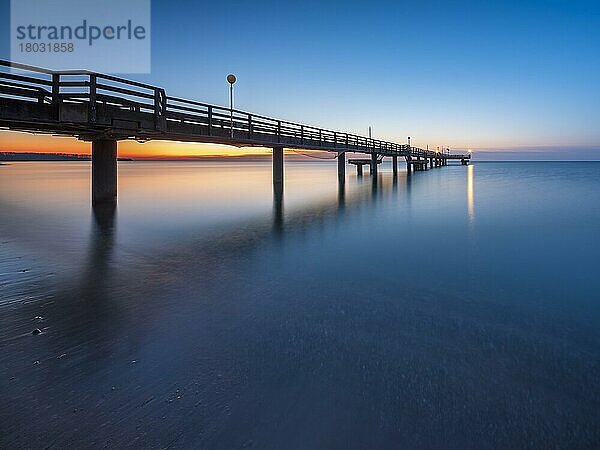 Seebrücke am Strand der Ostsee in der Abenddämmerung  Ostseebad Rerik  Mecklenburg-Vorpommern  Deutschland  Europa