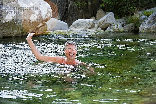 Mann badet im Restonica  Korsika  Frankreich  Europa