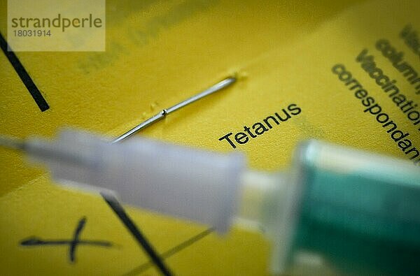 Tetanus  Impfbuch  Symbolfoto Impfung