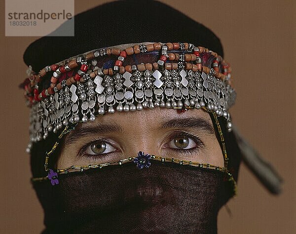 Junge Frau mit antikem wertvollen Silberschmuck in Sanaa  Jemen  Asien