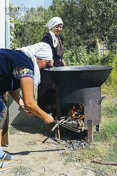Kasachische Frau bei der Zubereitung des traditionellen lokalen Tandyr-Brotes  Shymkent  Südregion  Kasachstan  Zentralasien  Nur für redaktionelle Zwecke  Asien