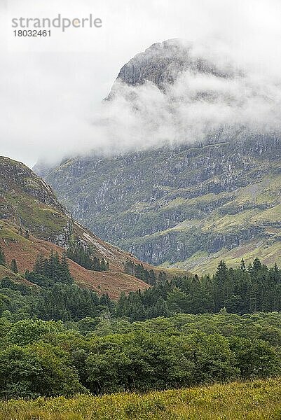 Berggipfel des Bidean nam Bian und die berühmten Three Sisters of Glen Coe in Nebel gehüllt  Argyll  Schottische Highlands  Schottland  Großbritannien  Europa