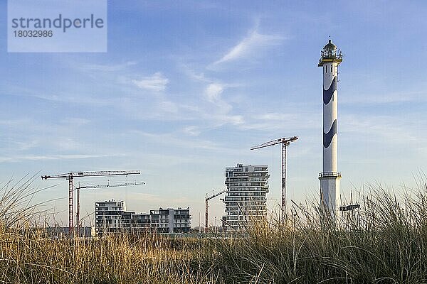 Leuchtturm Lange Nelle und neue Wohnungen im Bau für das Immobilienprojekt Oosteroever im Hafen von Ostende an der belgischen Nordseeküste  Belgien  Europa
