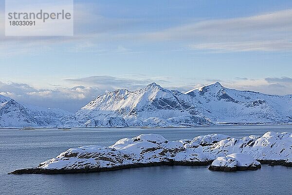 Berge im Schnee im Winter am Fjord von Henningsvaer  Henningsvær  Austvagoy  Austvågøya  Lofoten  Norwegen  Europa