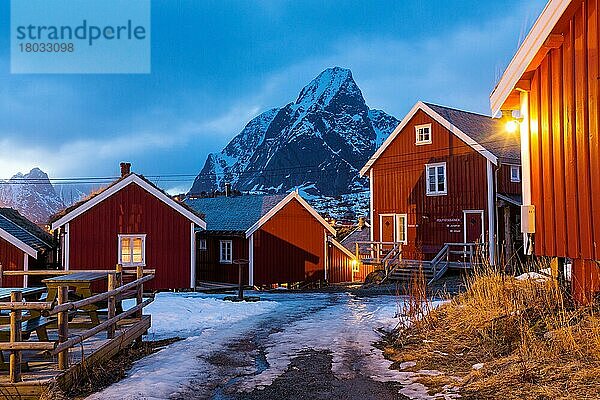 Rorbuer Fischerhäuser  Reine Dorf  Moskensoya  Lofoten Inseln  Skandinavien  Norwegen  Europa