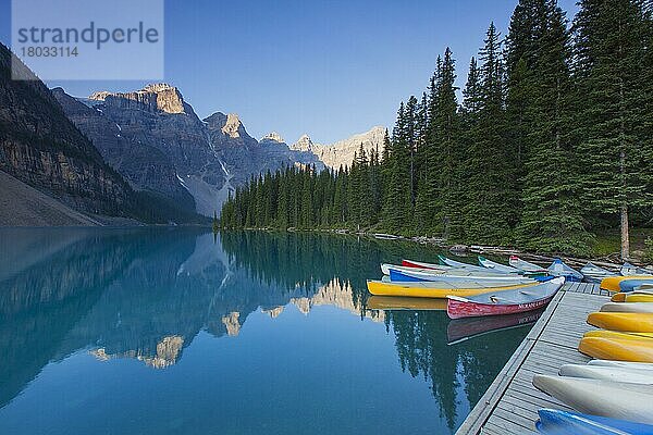 Kanus am Moraine Lake im Valley of the Ten Peaks  Banff National Park  Alberta  Kanada  Nordamerika