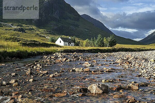 Die abgelegene Lagangarbh-Hütte am Fluss Coupall vor der Buachaille Etive Mor im Glen Coe  Schottische Highlands  Schottland  Großbritannien  Europa