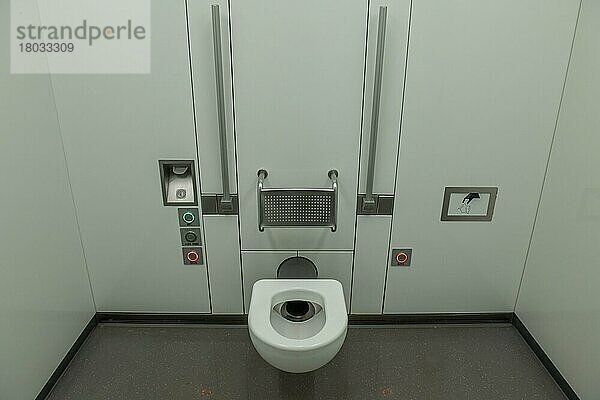 Öffentliche Toilette  Innen  Berlin  Deutschland  Europa