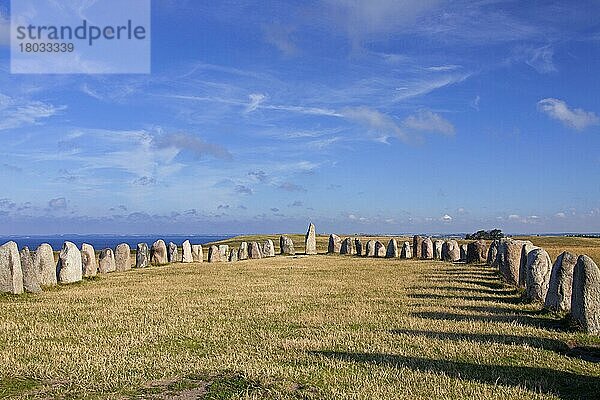 Ales Steine  Ales stenar  megalithisches  ovales Steinmonument  das ein Steinschiff darstellt  bei Kåseberga  Skane  Schweden  Europa