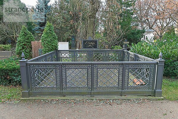 Grab Ernst Litfaß  Dorotheenstädtischer Friedhof  Chausseestraße  Mitte  Berlin  Deutschland  Europa